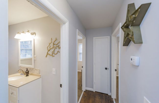 Savor the Homey Vibe at a Chilled Nest Five Min Downtown - Foto 24