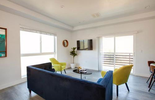 Luxury Townhome with Gated Parking and Private Balcony - Photo 2