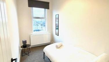 Spacious 4 Bed House, Modern, Free Parking - Foto 3