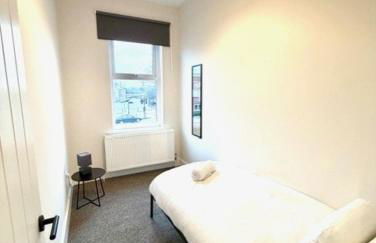 Spacious 4 Bed House, Modern, Free Parking - Foto 3