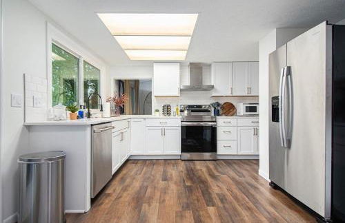 Cozy & Elegant Gem Fenced Yard BBQ & Games - Foto 18