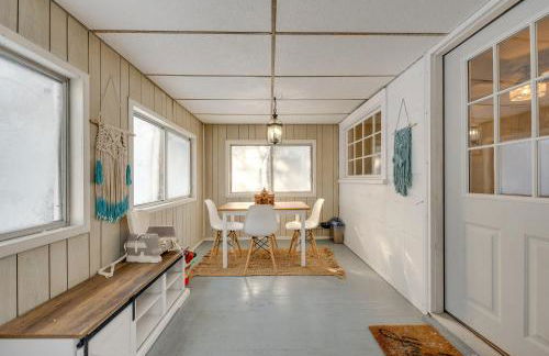 Explore the Poconos! Cozy Creekside Cabin with Patio - Foto 23