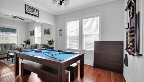 Hot tub- 80's Arcade- Pool table- Historic Downtown- 7 car parking - Foto 3