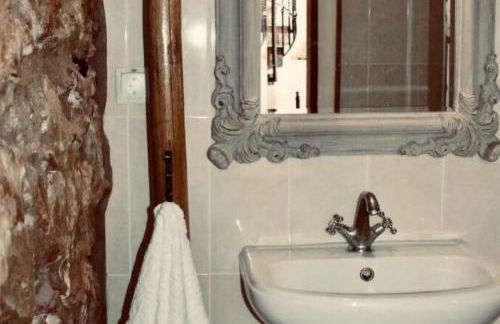 Cozy House Sleeps 2 with Pet Friendly Option - Foto 5