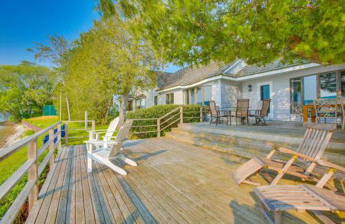 2 Living Areas, Tennis! Waterfront Suttons Bay Gem - Foto 33