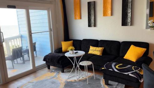 Sun-Kissed Stays - Photo 3