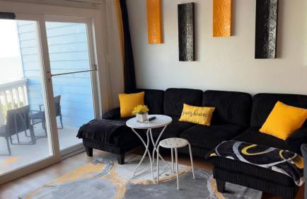 Sun-Kissed Stays - Photo 3