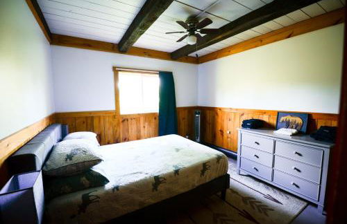 Cozy Cabin with Hottub at Cloverdale Cabins - Foto 25