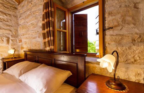 Old Small Stone House - Photo 9