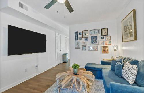 Chic & Modern 2BD Near CAE - Foto 1