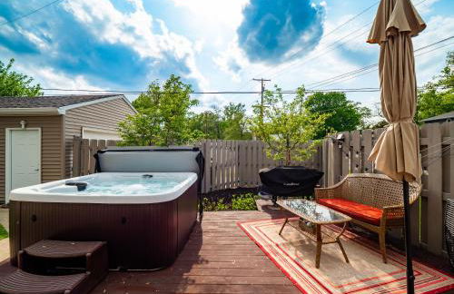 Lake Cottage with Hot Tub and Game Room - Foto 68