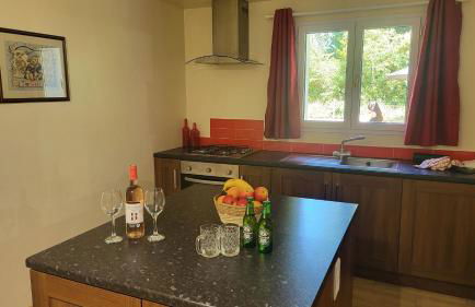 Lovely Modern 6-Bed Retreat Near 3 Swimming Lakes, Perfect for Families - Foto 16