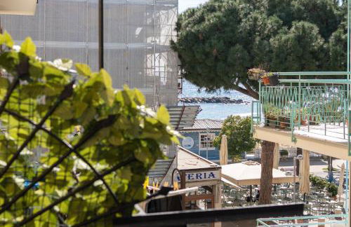 A step from the Beach - Roomy Apt with Sea Glimpse - Foto 11