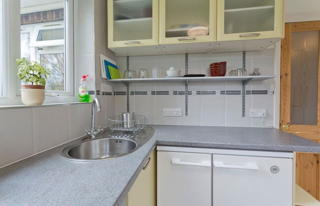 Poplar House Serviced Apartments - Photo 9