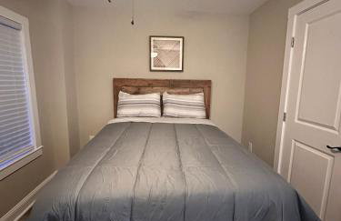 Modern Comfort in Historic East Baltimore Stylish 3BR Row Home - Photo 18