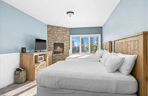 Whispering Pines Lake Views King Suite, 2 Queen Beds, Kitchen and Heated Pools - Foto 9