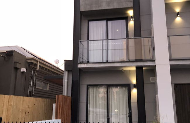 Timber Door Luxury Accommodation Geelong - Photo 1