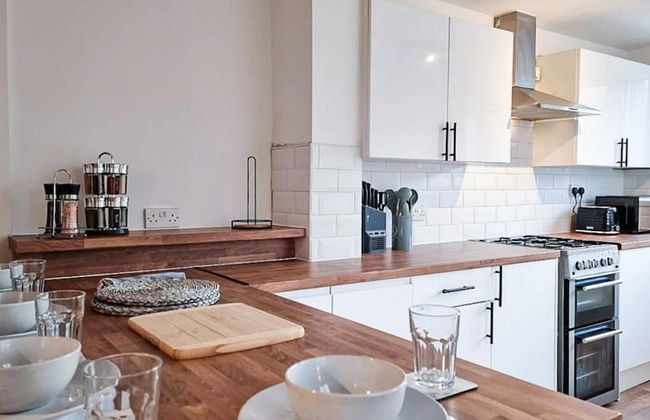 White Cozy House With Pool Table Game Room - Photo 13