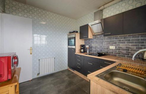 Nice Apartment In Pineda De Mar - Photo 14