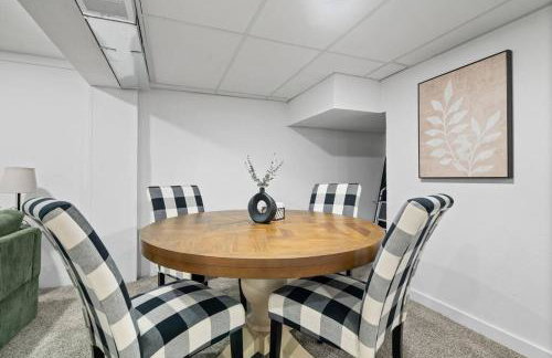 Urban Oasis Cozy Home Near Downtown with Game Room and Firepit - Foto 29