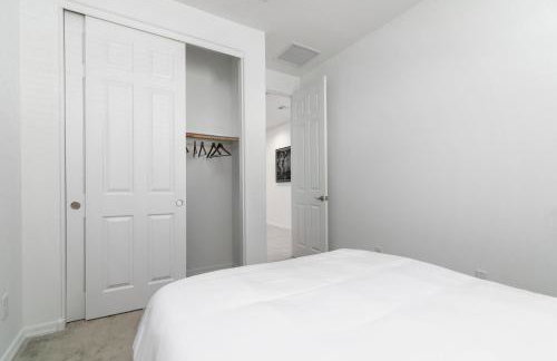 Stylish & Bright Gem ~ King/Queen Beds ~ Backyard! - Foto 23