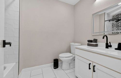 Perfect Getaway Home w Pool Jacuzzi Cinema Room - Photo 20