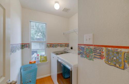 7 Mi to Downtown Baytown Spacious Home with Yard - Foto 11