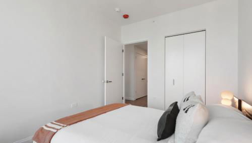 Lux Apts with Lake Views and Top Amenities - Foto 3, wardrobe