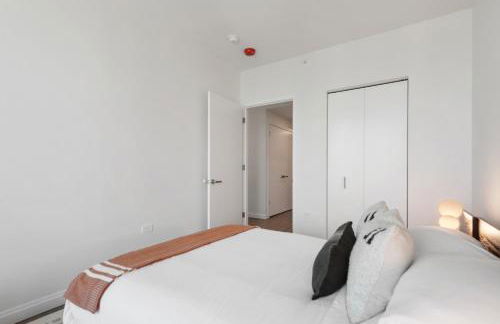 Lux Apts with Lake Views and Top Amenities - Foto 3