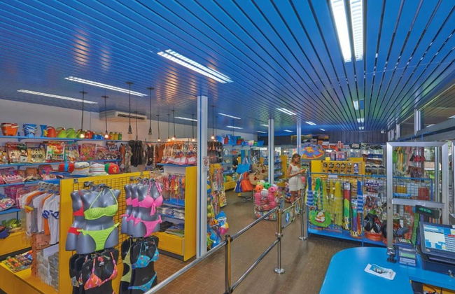 Pine-shaded Getaway w/ Pool - Foto 24