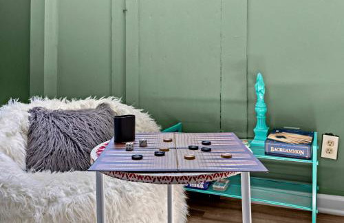 Cozy Downtown Stay w Private Backyard & Parking - Foto 32