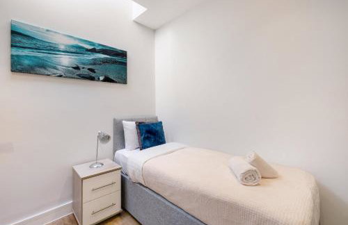 Luxury 5 Bedroom, 4 Bathroom Home in Purley - Foto 13