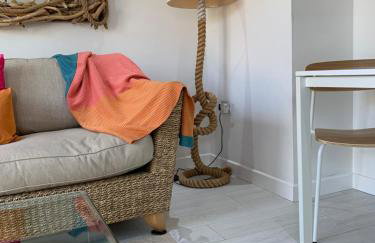 Ocean Drive Deluxe Apartment with complimentary Day Time Beach hut - Foto 14