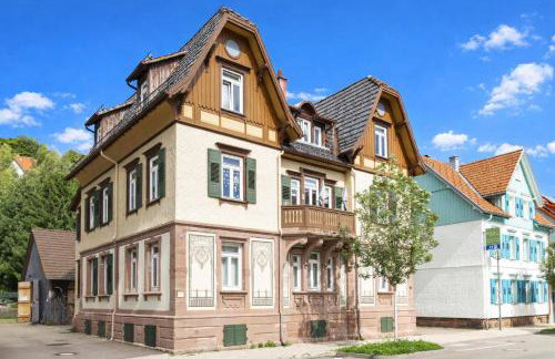 Charaktervolle 122qm Altbau-Ferienwohnung mit Stuck, viel Platz für Familien & Gruppen bis zu 8 Personen, Parkplatz inklusive - Foto 4