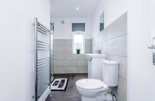 Comfy 3-BR Wirral Home | Free Parking & Wi-Fi - Foto 17