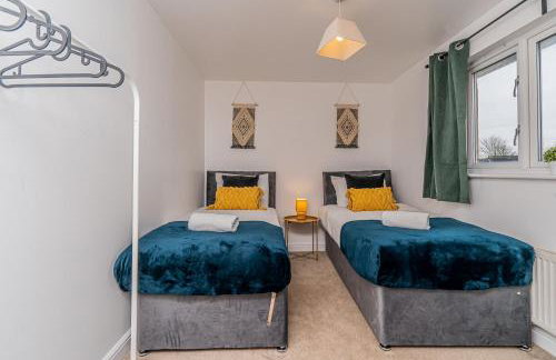 Spacious 5BR House 3 Bathrooms ideal for CONTRACTORS free PARKING - Photo 7