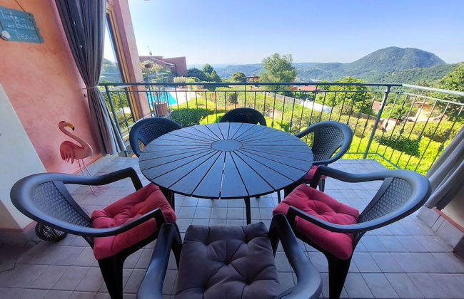 Red Villa With Shared Pool and Private Garden is the new Black on Lake Garda - Photo 8