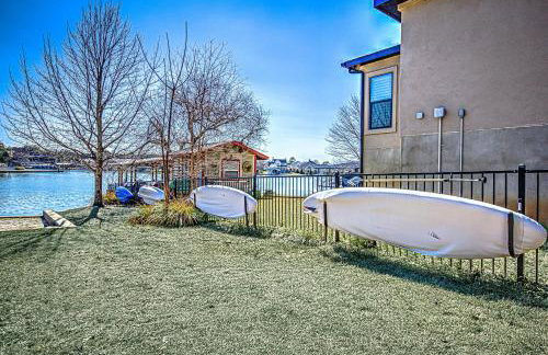 Lakefront Family Home for 12 w Picturesque Views & Patio - Foto 37