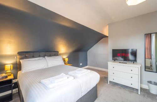 4 Bedroom Stylish House in Redditch - Free Parking - Photo 14