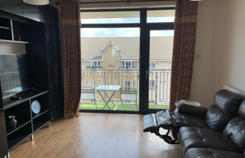 Spacious Modern 3-Bedroom Apartment with Balcony & Free Parking near City Centre - Foto 1