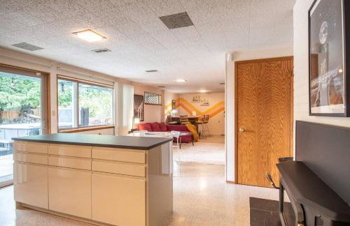 Basement Apartment w/ Hot Tub & Bombshelter! - Foto 16