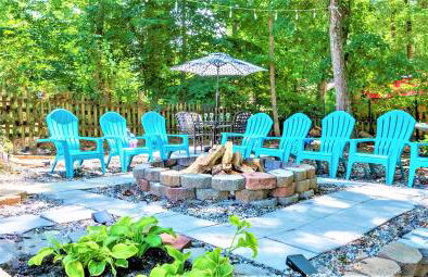 Firepit Games Grill Hot Tub Arcade & King Bed - Photo 3