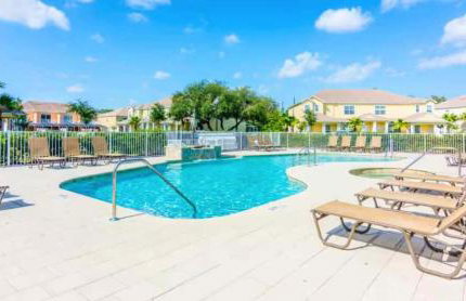 Stunning Townhome with Private Pool & Games Room - Foto 35