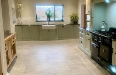 Secluded Countryside Home, Hot Tub, Onsite Pub, Pool Table, Sleeps upto 13, Perfect for a family get together - Photo 4