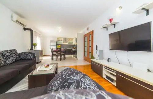 Idyllic Holiday Home With Private Pool, Sun Deck, and Organic Garden - Foto 33