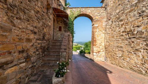 Villa esclusiva nella torre del castello di Tignano tra lusso, storia e natura nel cuore del Chianti - Foto 2