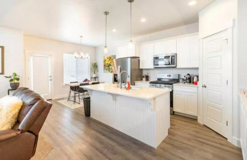 NEW 4-bed 4-bath Stylish House with Mountain View and 2 garages - Foto 9