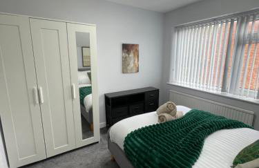 Bright Haven 6 Mins to Airport with Driveway & Garden Sleeps 7 - Foto 22