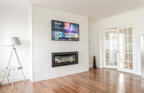 Stunning Property Seaviews, Private Pool & Parking - Photo 28