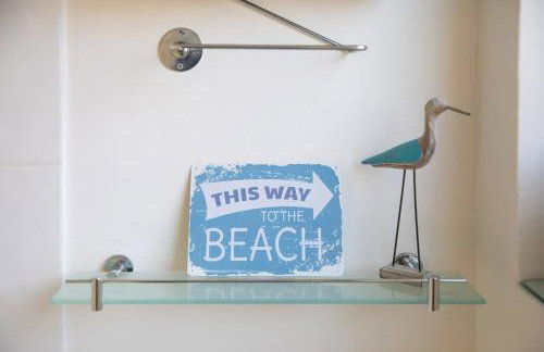 Sunny & Modern Near the Beach & Village w Parking - Foto 21